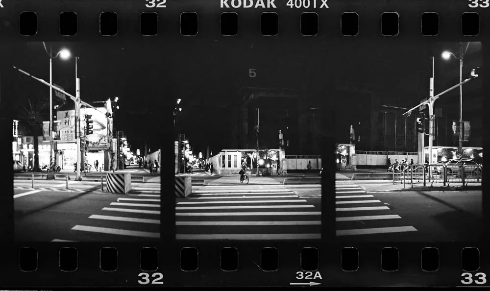 2016-06-17 - Safe to cross - Kodak Tri-X 400 shot at EI 400. Black and white film in 35mm format