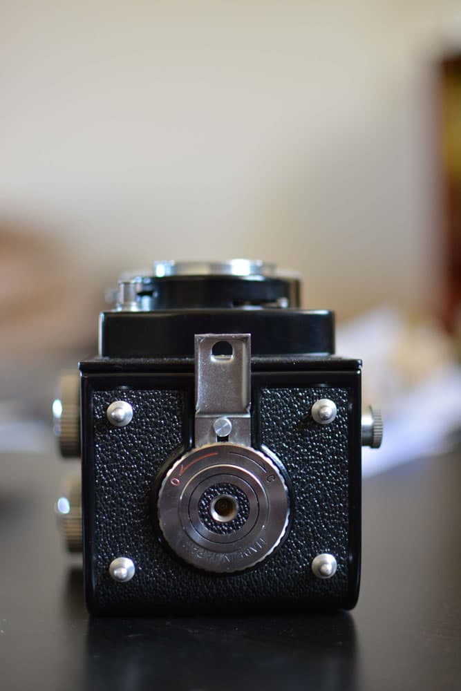 Yashica D - Bottom - Tripod mount and film door lock
