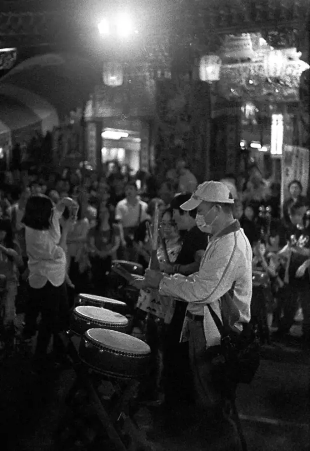 To the beat of the same drum - Fuji Superia 1600 Shot at EI 1600. Color negative film in 35mm format. Developed in Rodinal (1+100 / 20c / 60:00).