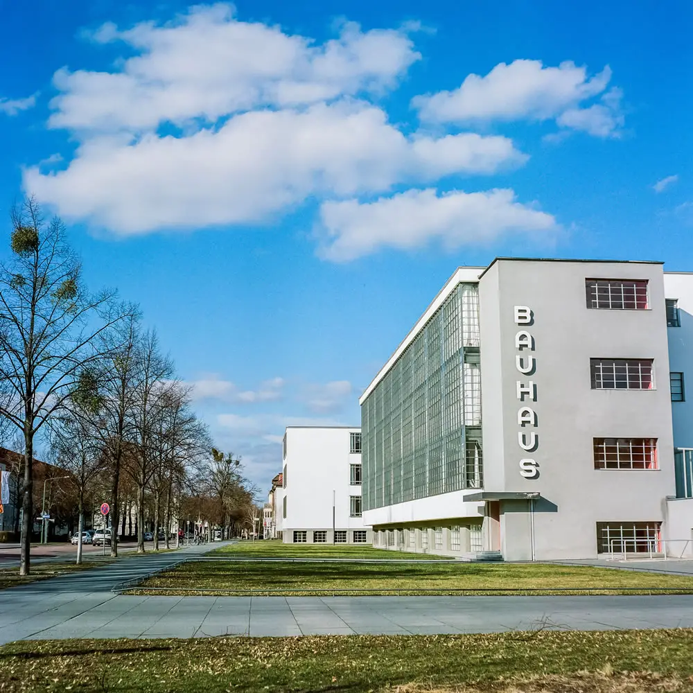 The Bauhaus building in Dessau-Roßlau, architecture: Walter Gropius / photo: Sam Sanchez, 2017. © Sam Sanchez.
