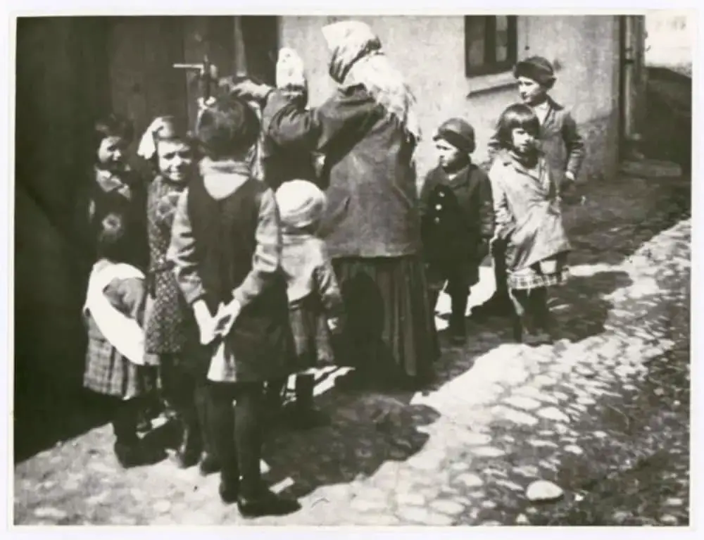 Group of children, photo: Irena Blühová, 1929. Bauhaus-Archiv Berlin / © Zuzana Blüh, London. Source: https://www.bauhaus100.de/en/ past/people/students/irena-bluehova/index.html