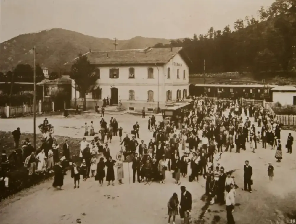 Workers exiting the Ferrania railway station on their way to work, 1920s (archival image courtesy FILM Ferrania)