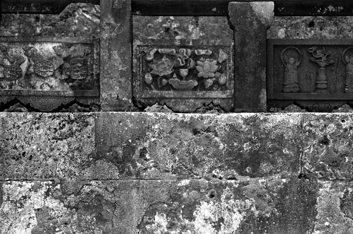 Panels - Shot on Silberra ULTIMA 200 at EI 200. 35mm black and white format film. Orange #25 filter. Leica M6 / Leica Tele-Elmarit 90mm f/2.8.