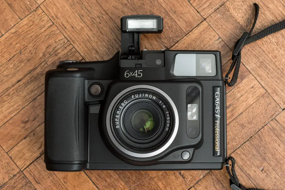 Fuji GA645i - Camera flash