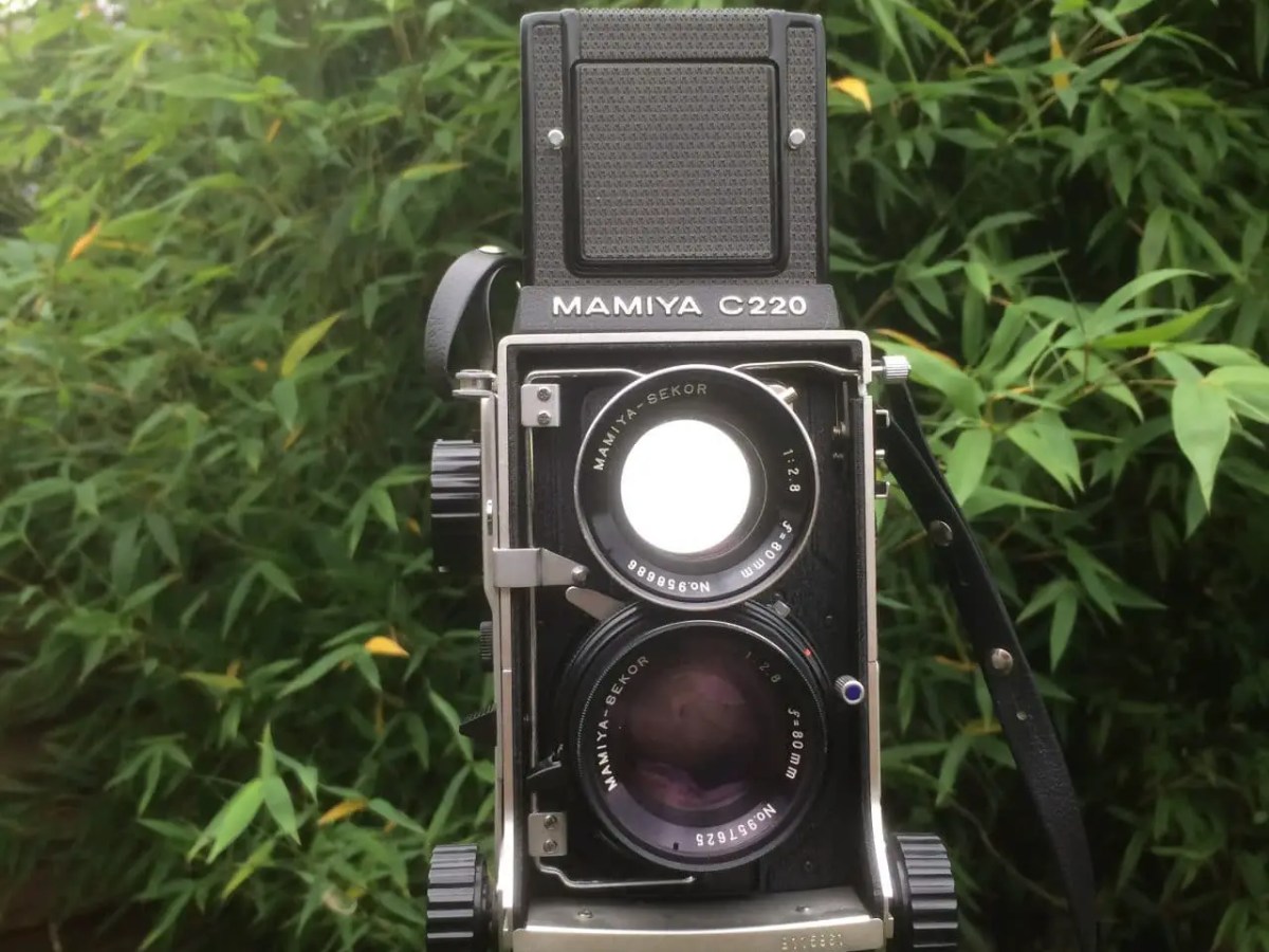 Mamiya C220 Professional TLR - Figure 5 - Front view