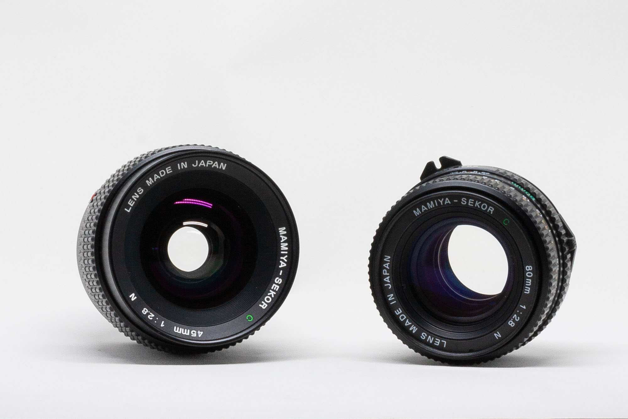 Frontal comparison of Mamiya-Sekor C 45mm f:2.8 N and Mamiya-Sekor C 80mm f:2.8 N lenses