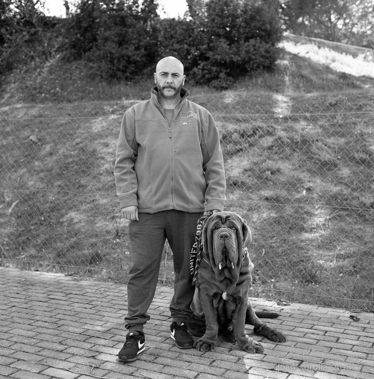 5 Frames… Of people and their dogs with ILFORD HP5 PLUS (EI 400 / 120 format / Rolleiflex T) – Joan Sorolla