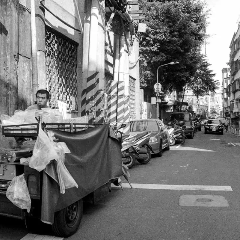 Cover: Hungry work - Shot on ILFORD Delta 400 Professional at EI 400. Black and white negative film in 35mm format. Horizon 203 S3 Pro