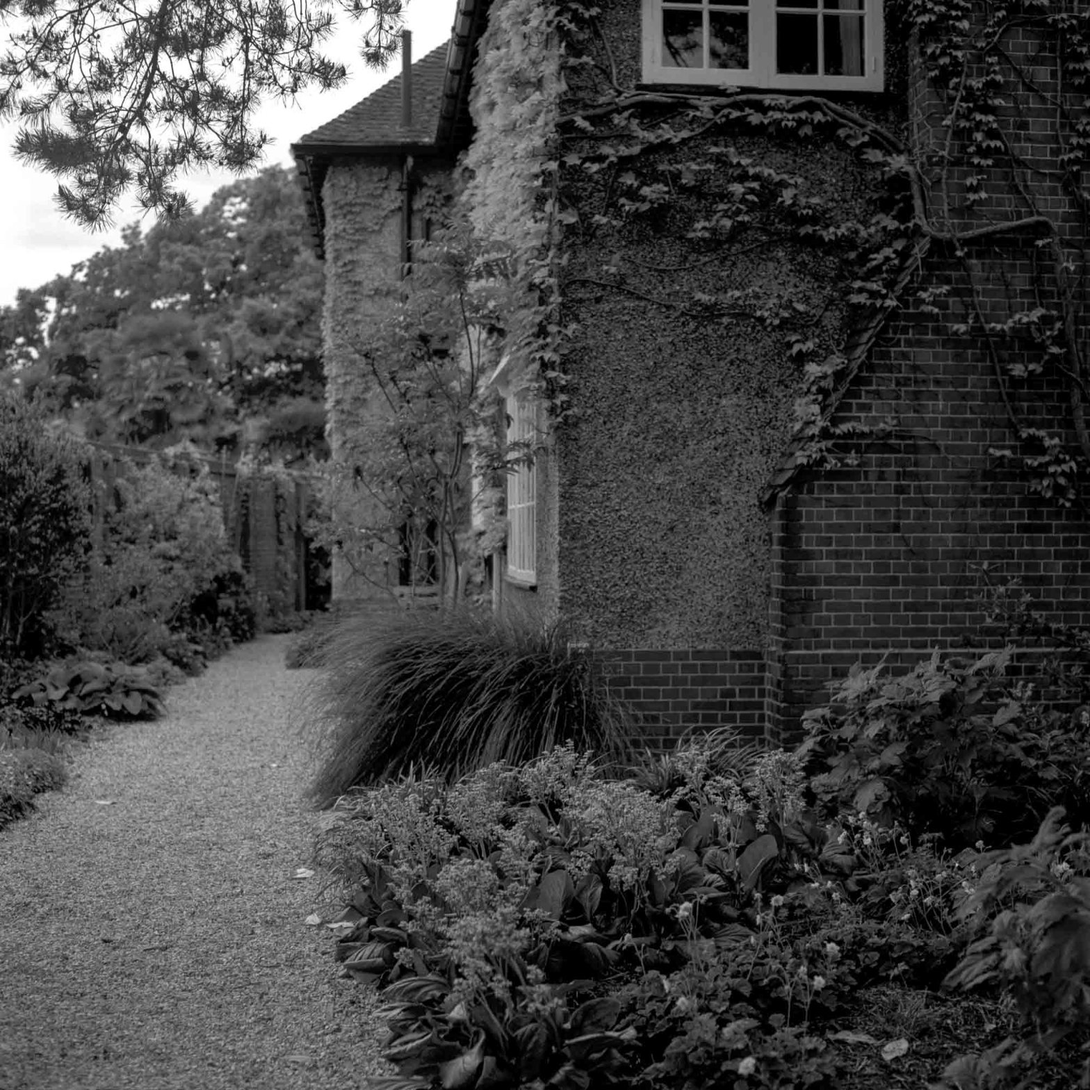 Photography: Side entrance #02 – Shot on Fuji NEOPAN 100 ACROS at EI 200 (120 format)