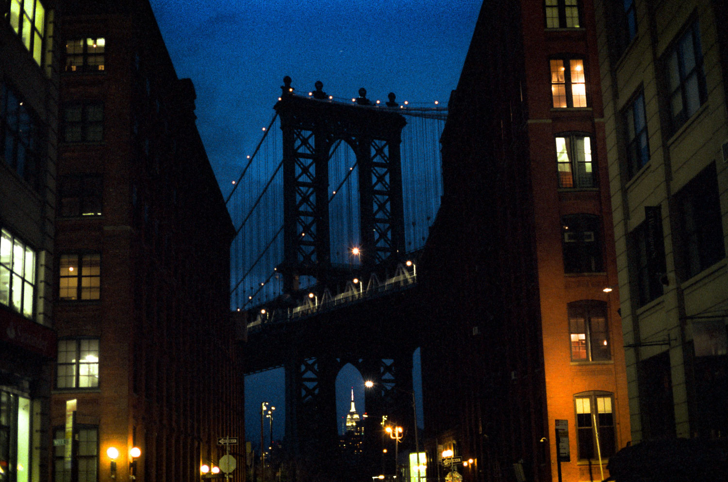 5 Frames… At night with Kodak VISION3 500T 5219 (EI 800 / 35mm format / Leica M6 TTL)