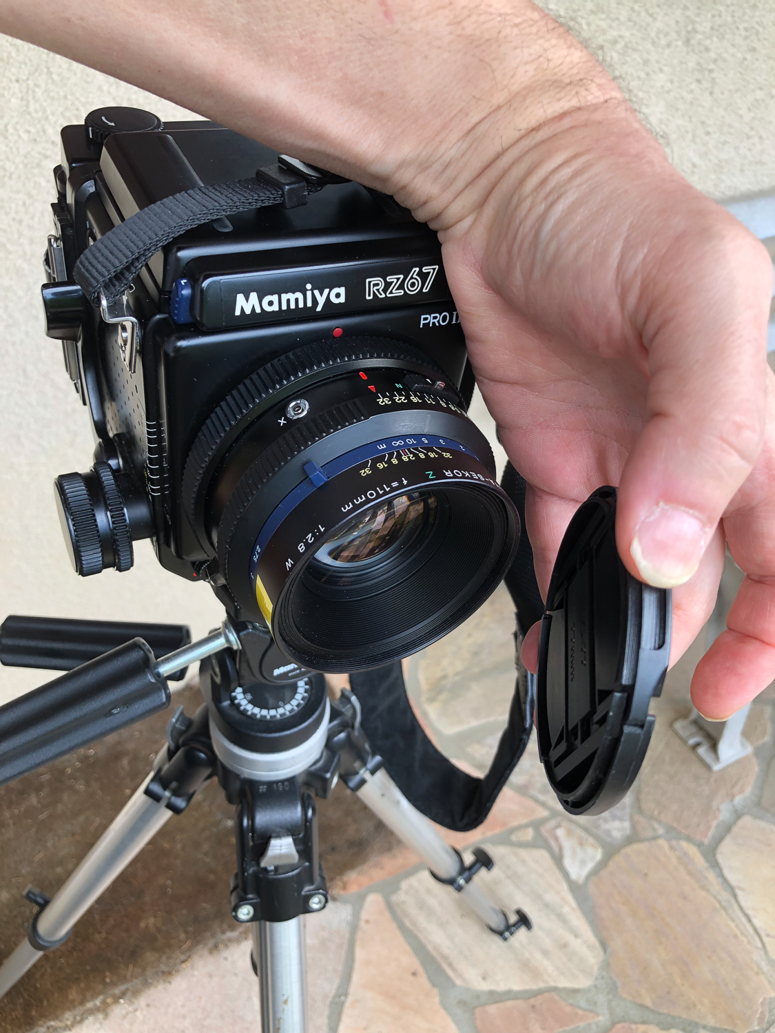 Mamiya RZ67 - remove the lens cap