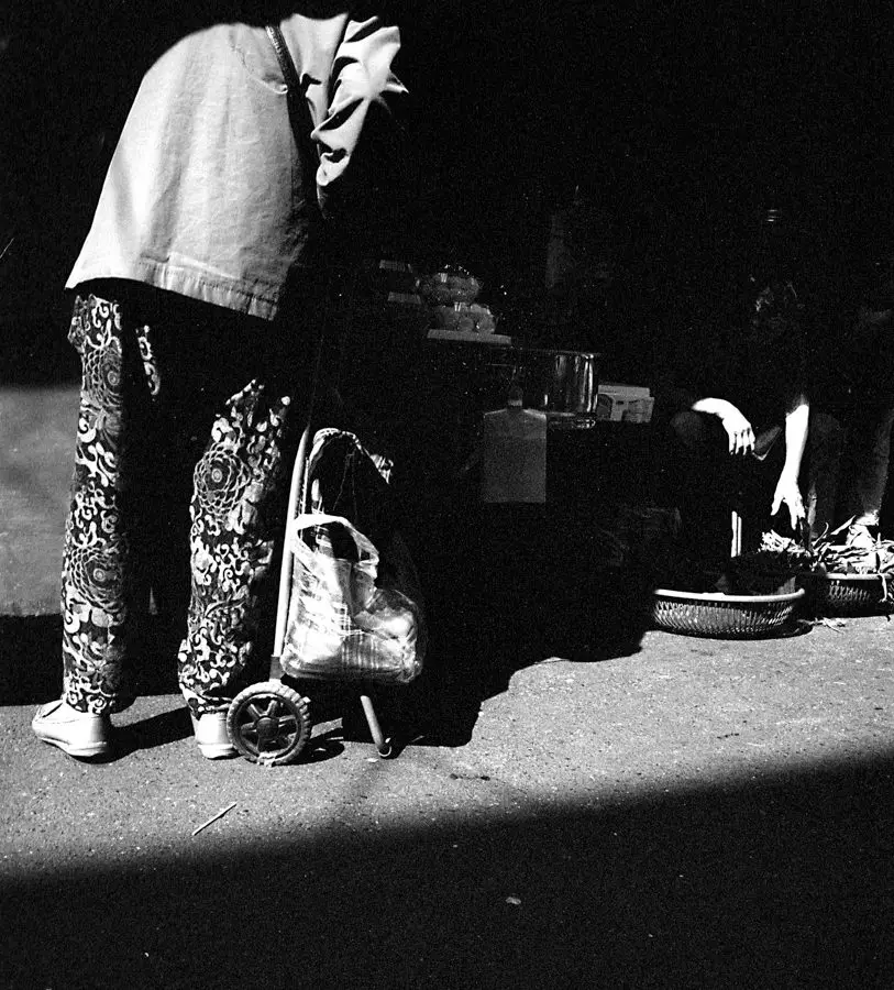 Lend a hand? Shot on Fujifilm NEOPAN 400 CN at EI 400 Chromogenic black and white negative film in 35mm format Nikon F6 and Nikkor 85mm f/1.8 AF-D