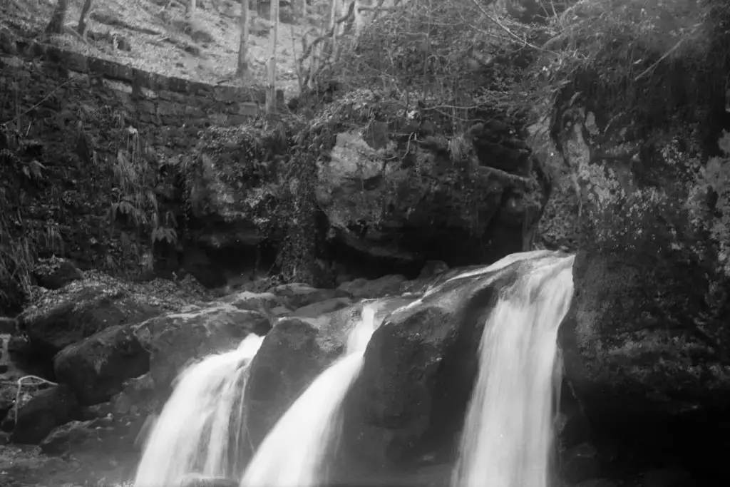 5 Frames… Of a triple waterfall in Luxembourg on ILFORD HP5 PLUS (120 Format / EI 400 / Agfa Billy I 6,3)