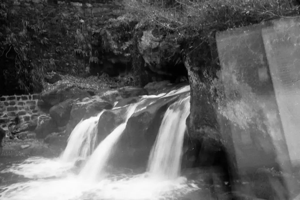5 Frames… Of a triple waterfall in Luxembourg on ILFORD HP5 PLUS (120 Format / EI 400 / Agfa Billy I 6,3)