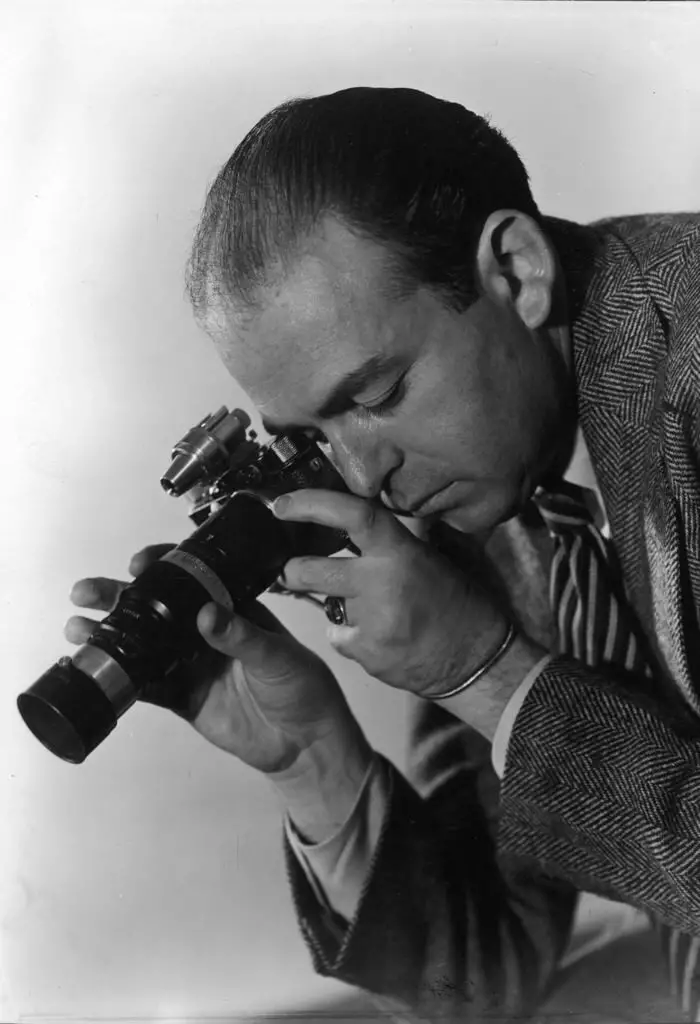 Photographer Fritz Goro with his camera. (Photo by Oscar Graubner/The LIFE Picture Collection © Meredith Corporation) - via: www.life.com/photographer/fritz-goro