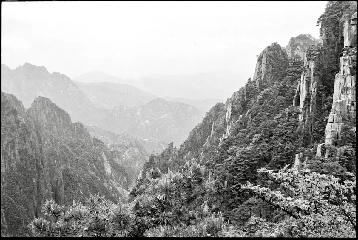5 Frames... Around China's Huangshan on Kodak T-MAX 400 and a Leica R6 (35mm format / EI 400 / Leica Summicron-R 35mm f/2.0