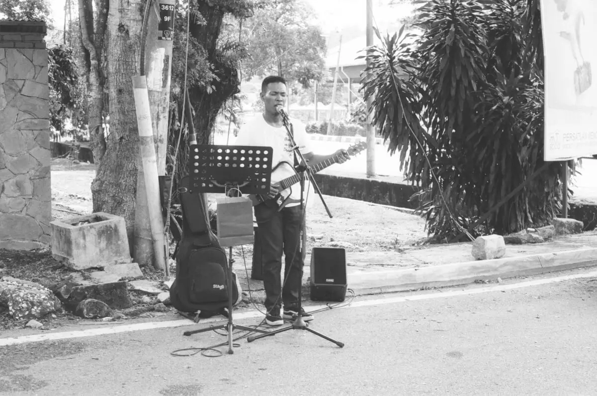 Street Musician - 5 Frames... Of Ampang Jaya, Selangor with a Nikon F2AS and Kentmere Pan 100 (35mm Format / EI 100 / Nikkor 50mm f/1.8) - by Tunku Mahmood Fawzy