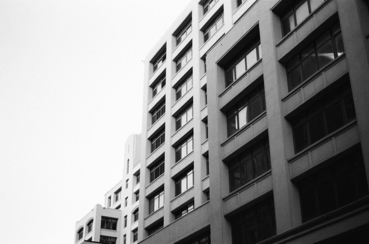 5 Frames… Starting with a walk through Brooklyn on Kodak Tri-X 400 and a Konica Autoreflex T3 (35mm Format / EI 400 / Konica Hexanon AR 50mm f/1.7) - by Samuel Ullman