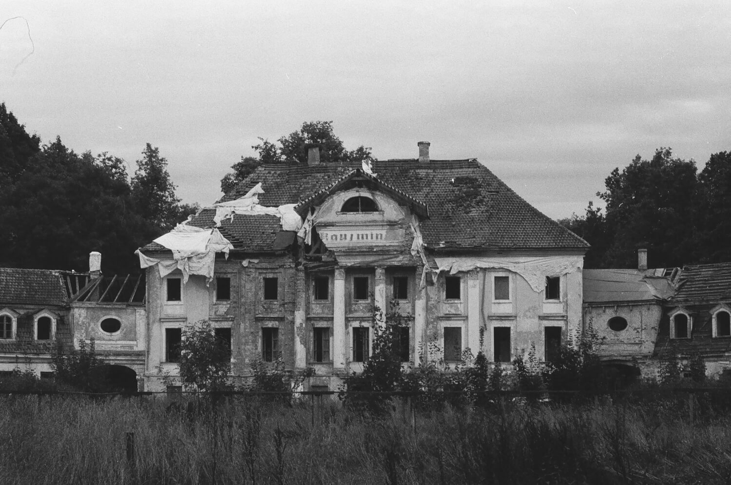 5 Frames… Of Latvia’s Kaucminde Manor on Lomography Berlin 400 Kino film (Nikon FE2 and Nikon 55mm f/1.2 AI) - by Felix I Flores Rodriguez