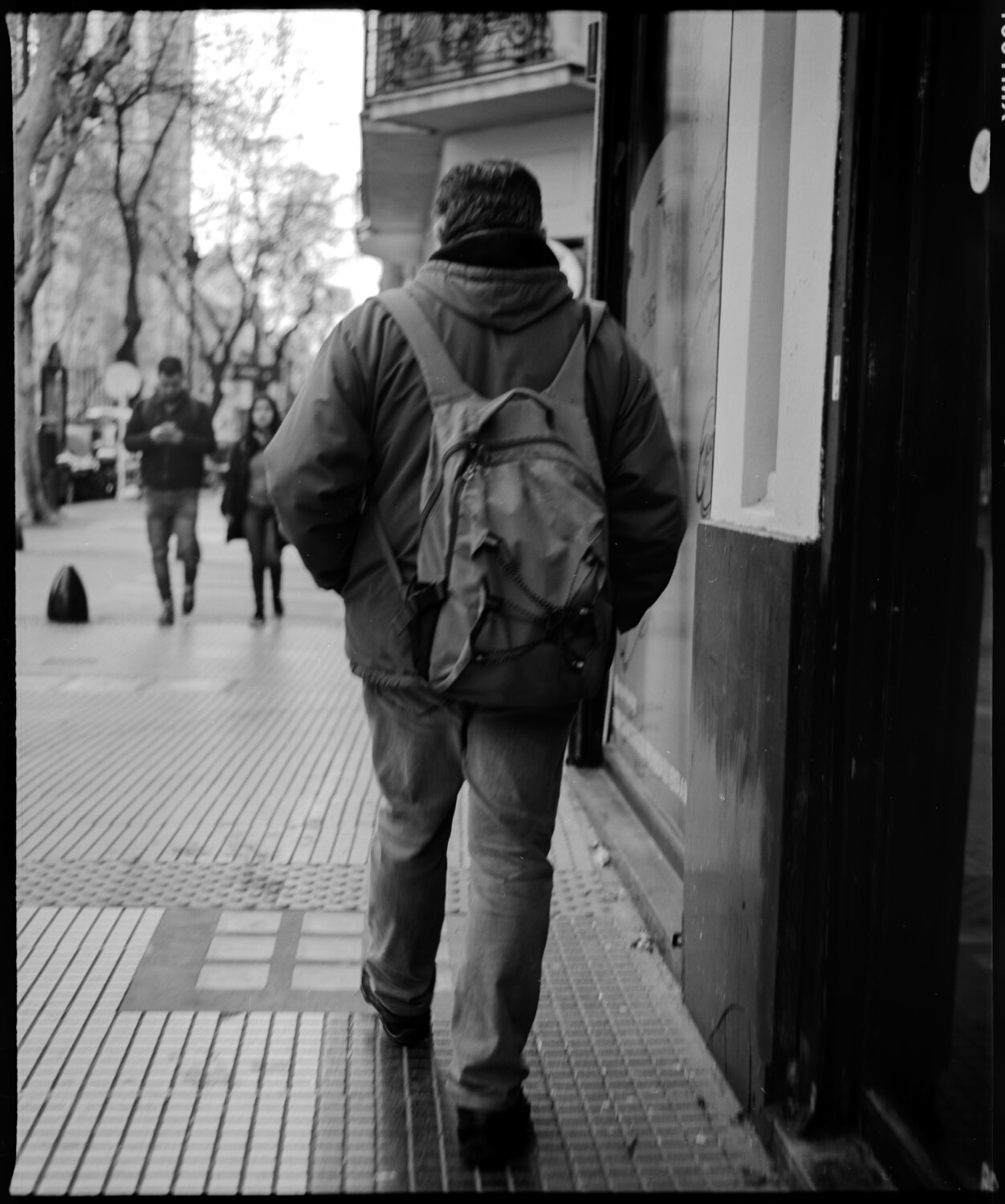 5 Frames... Of street photography in Buenos Aires on the Mamiya RB67 (120 format / EI 100 / Kodak T-MAX 100) - by Simón Ducos