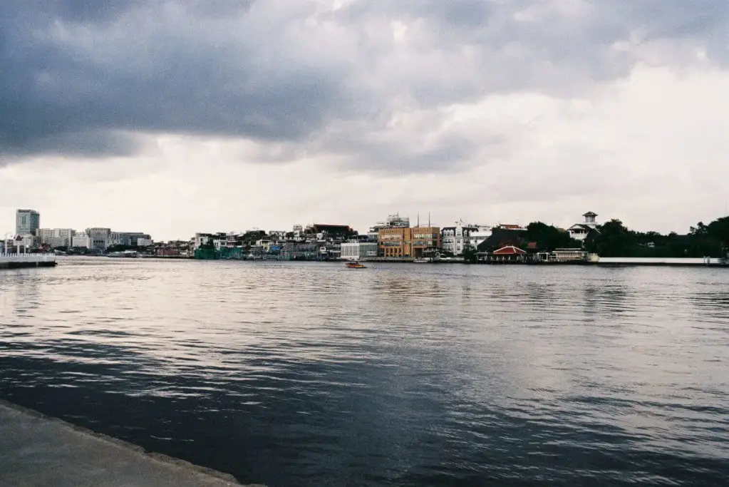 The Chao Praya river, Bangkok, photographed with the Canon A-1 and Tokina FD 28mm on Fujifilm C200 35mm film. Metering set to Auto. Credit - C.Thongsong.