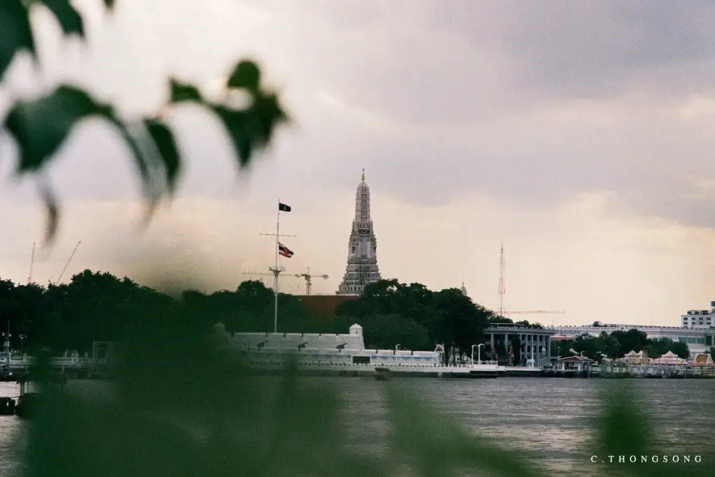 Wat Arun over the Chao Phraya. Canon A-1 with Canon FD 135mm f/3.5 S.C. (II) lens, Fujifilm C200 35mm film, full scan with levels & curve adjustment