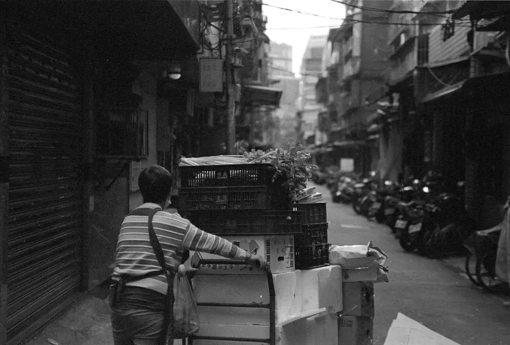 A delivery in 4 parts... - Shot on JCH Streetpan 400 at EI 800 (35mm Format)