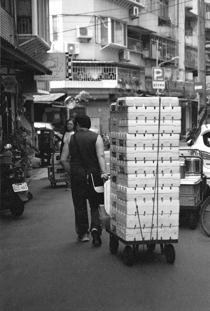 A delivery in 4 parts... - Shot on JCH Streetpan 400 at EI 800 (35mm Format)