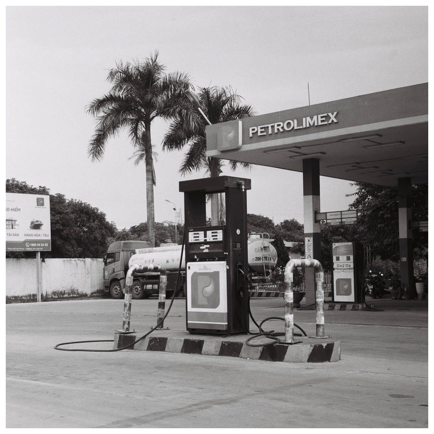 Photo of the gas station on Ilford HP5+ @1600 using Yashica Mat medium format film camera.