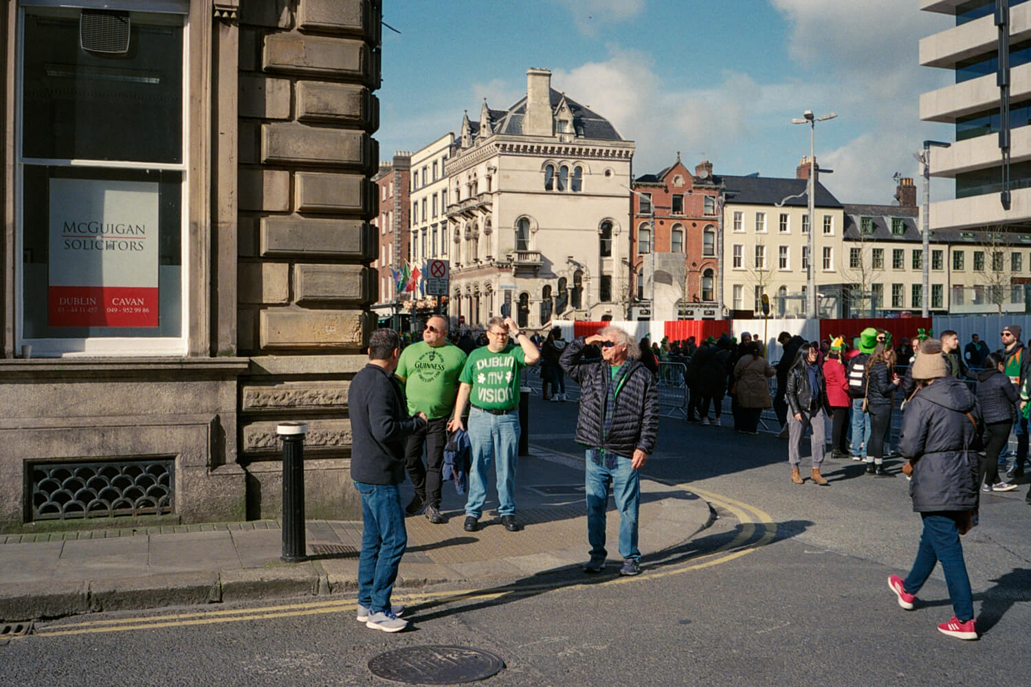 Patrick's Day 5 Frames of Dublin at Edox Color Mission 200 (35mm format / EI 200 / Leica M6 + Voigtlander 35mm f / 2.5 color scoper) - by Valentine de Villemeyer