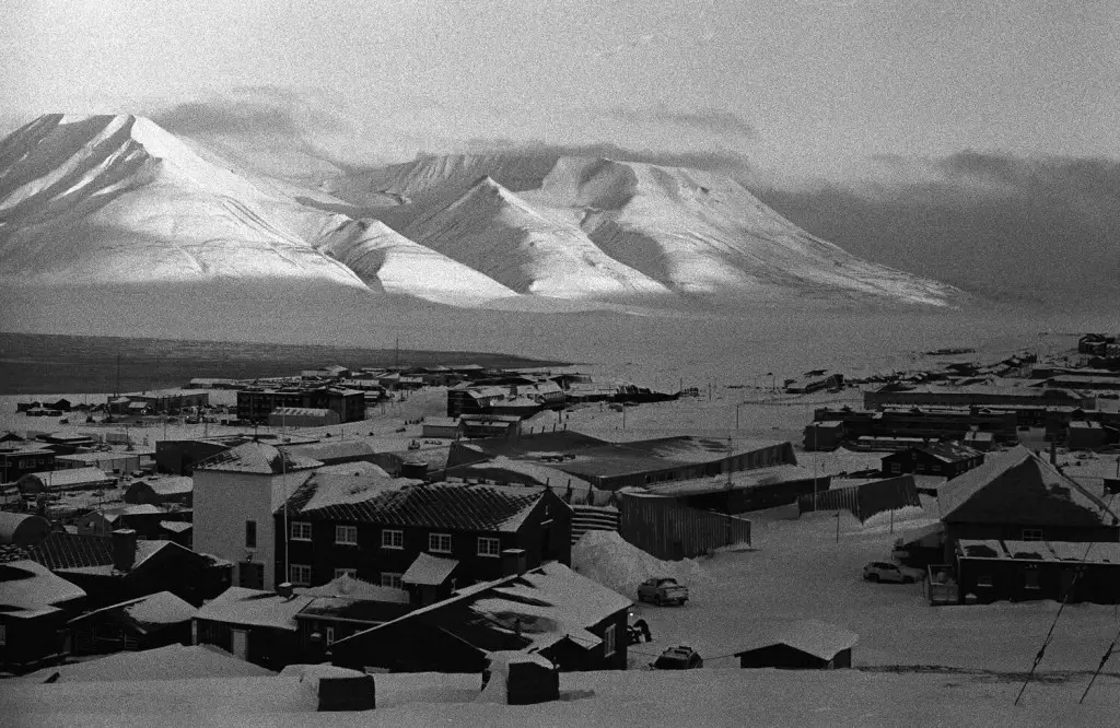 The vast White: Two months on Svalbard in the arctic winter, a film photography diary - by Josua Schindewolf
