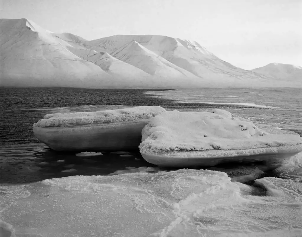 The vast White: Two months on Svalbard in the arctic winter, a film photography diary - by Josua Schindewolf