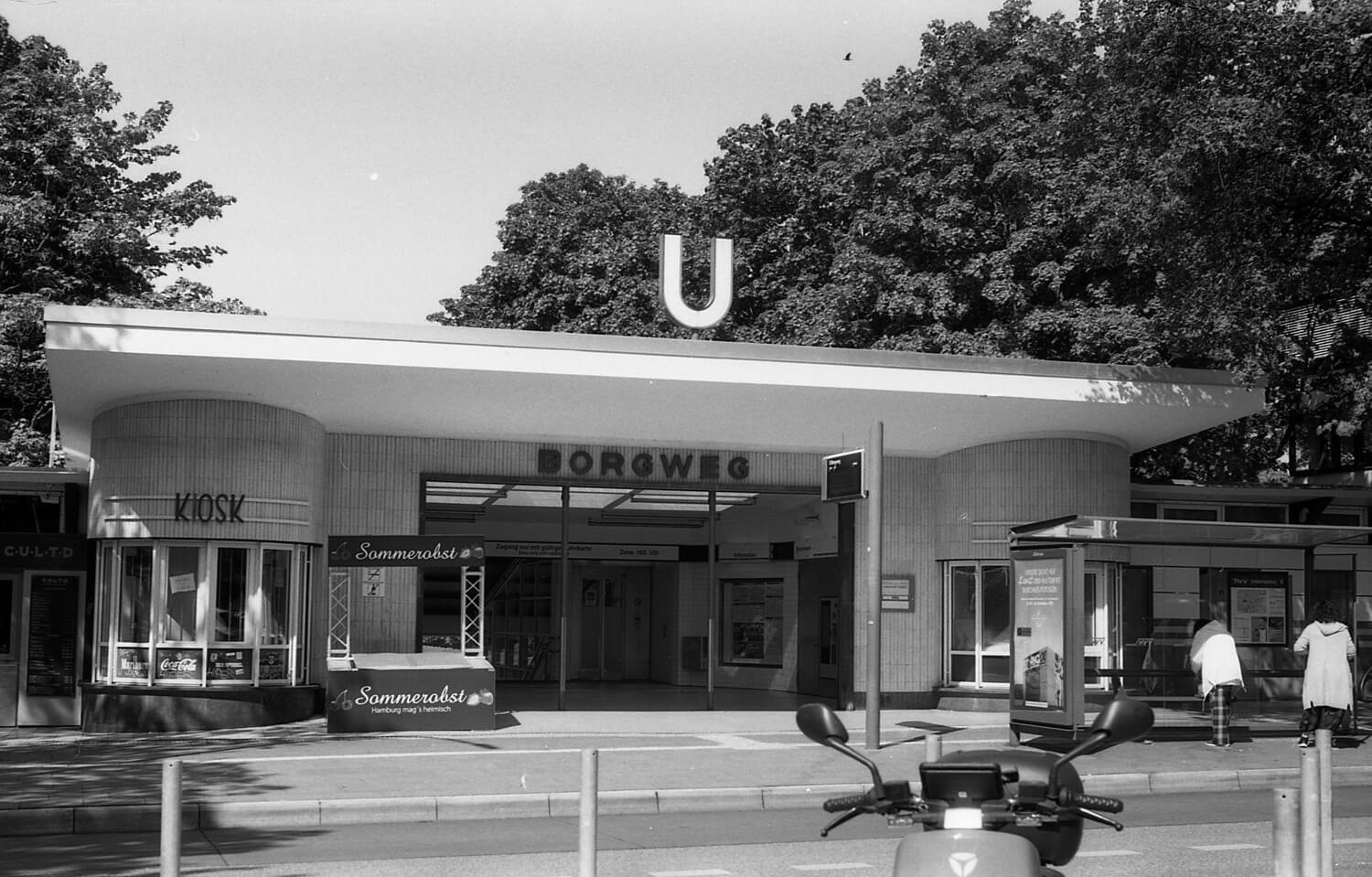 Borweg U-bahn station. 50mm, f2.8 Beroflex. f8, 1/125s