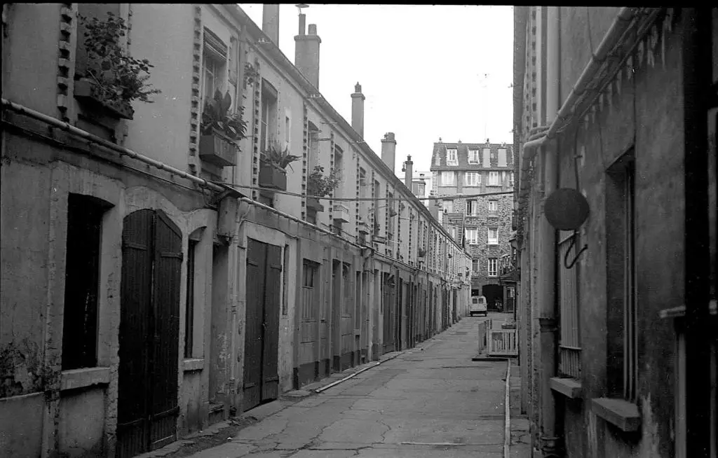 Street photography in 1974: Shooting a hand-me-down Leica lllA in Paris - by Gerard J. van den Broek