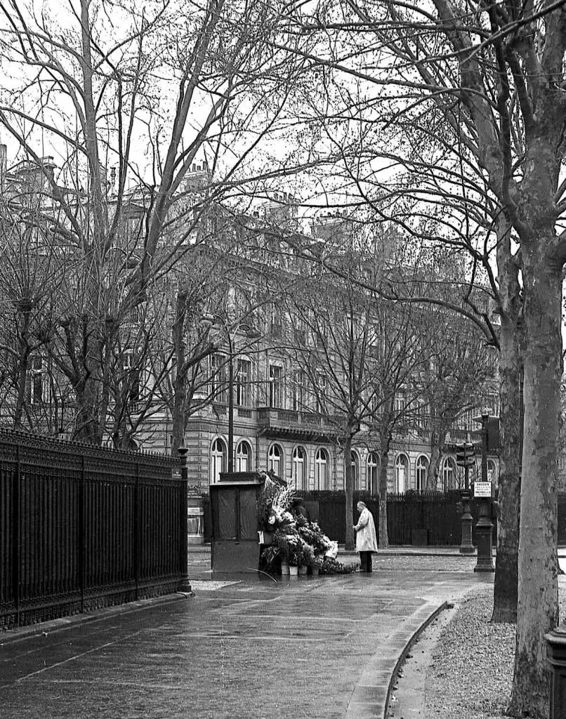 Street photography in 1974: Shooting a hand-me-down Leica lllA in Paris - by Gerard J. van den Broek